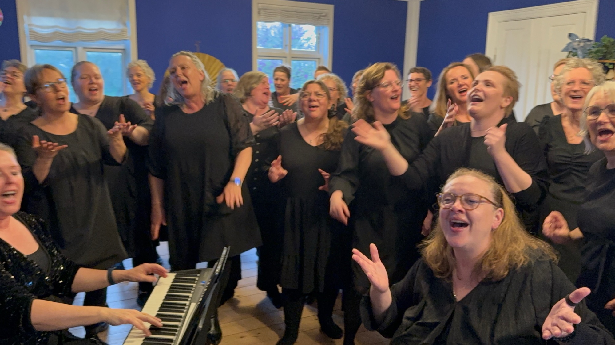 Nærbillede af koret i fuld sang i den blå riddersal