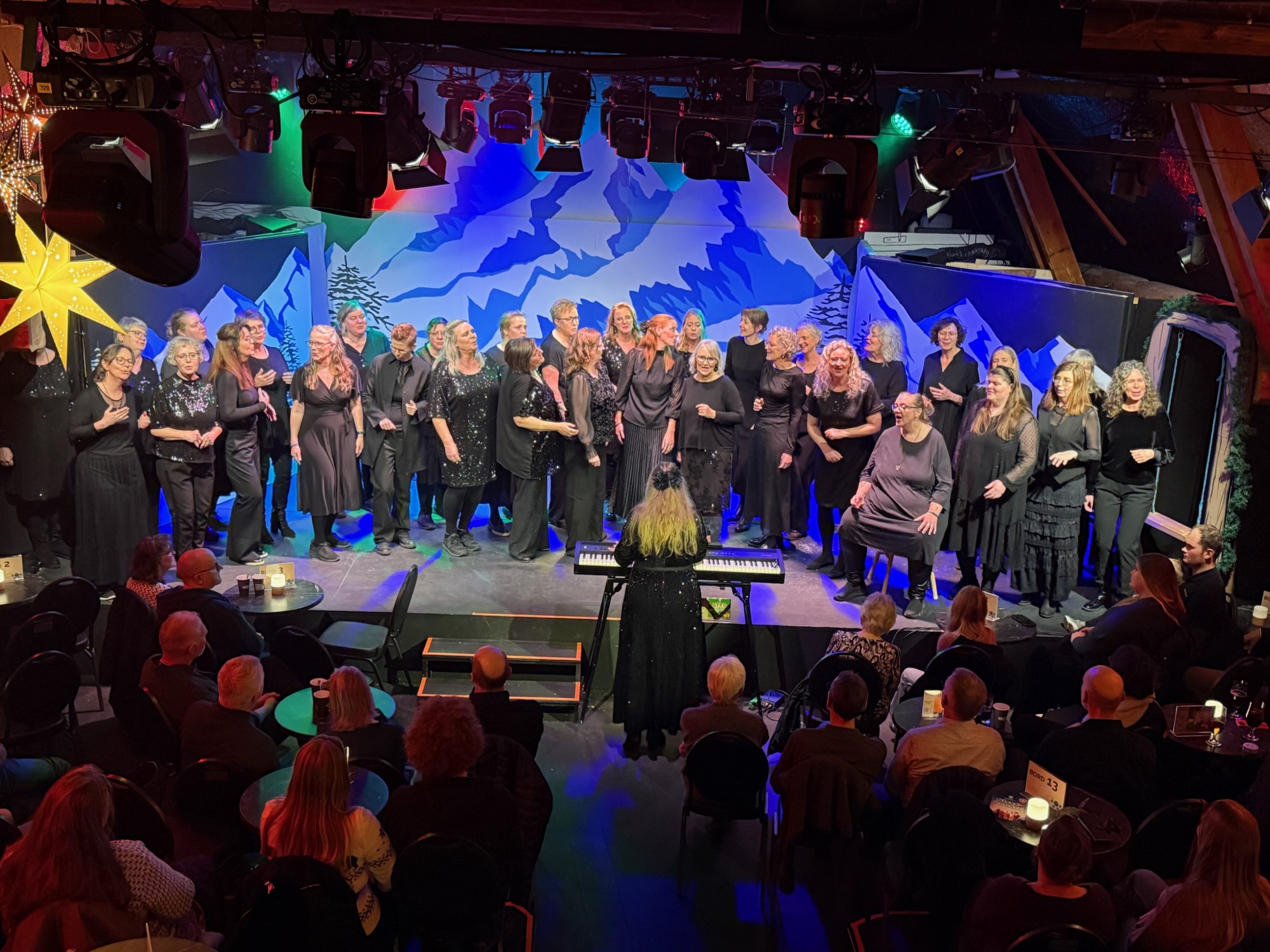 USTYRLIG på scenen til julerevy på Dronning Dorothea