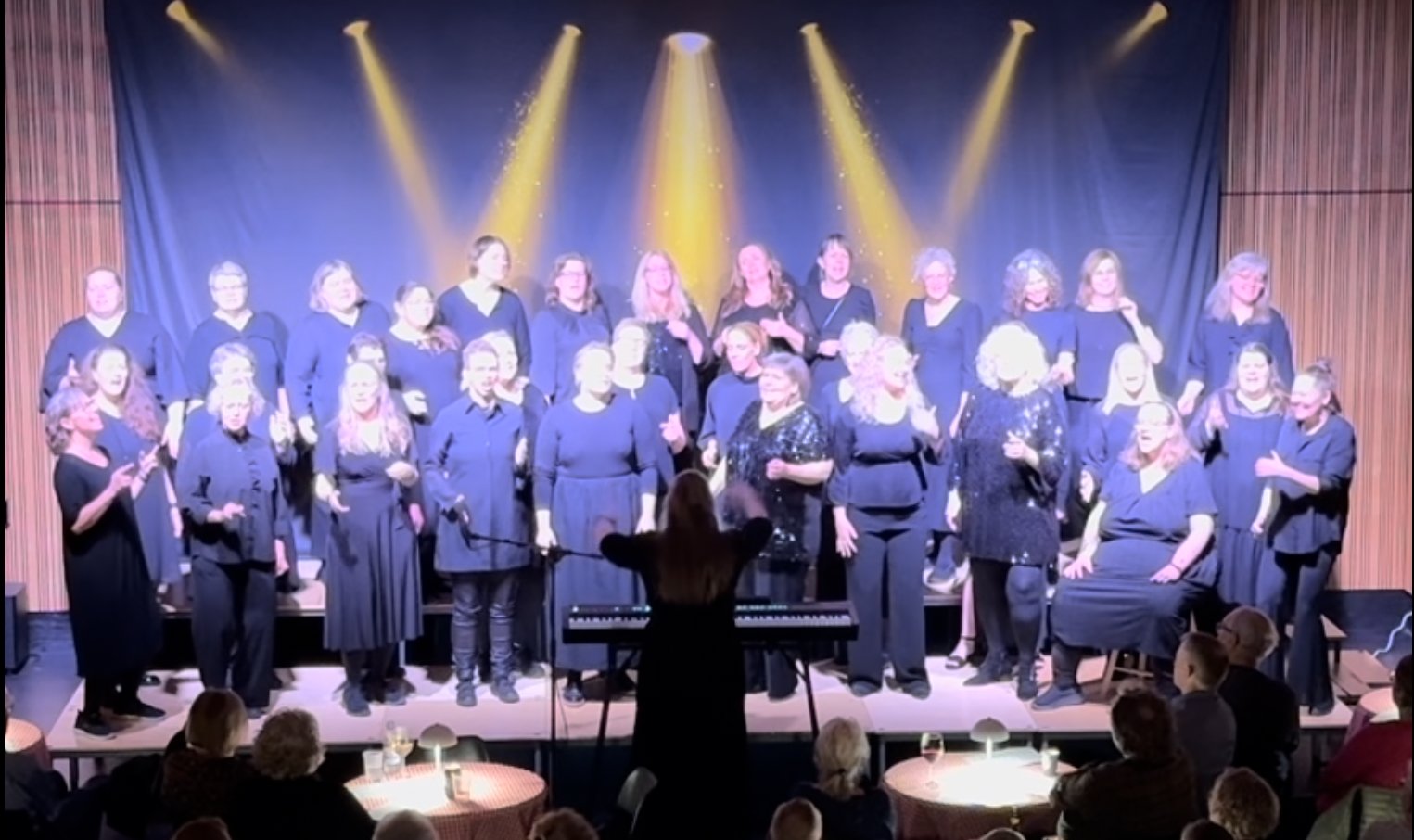 USTYRLIG synger under spotlights til koncert i Foreningen KULT