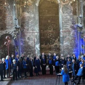USTYRLIG synger i Koldinghus' ruinsal under den gyldne lysinstallation
