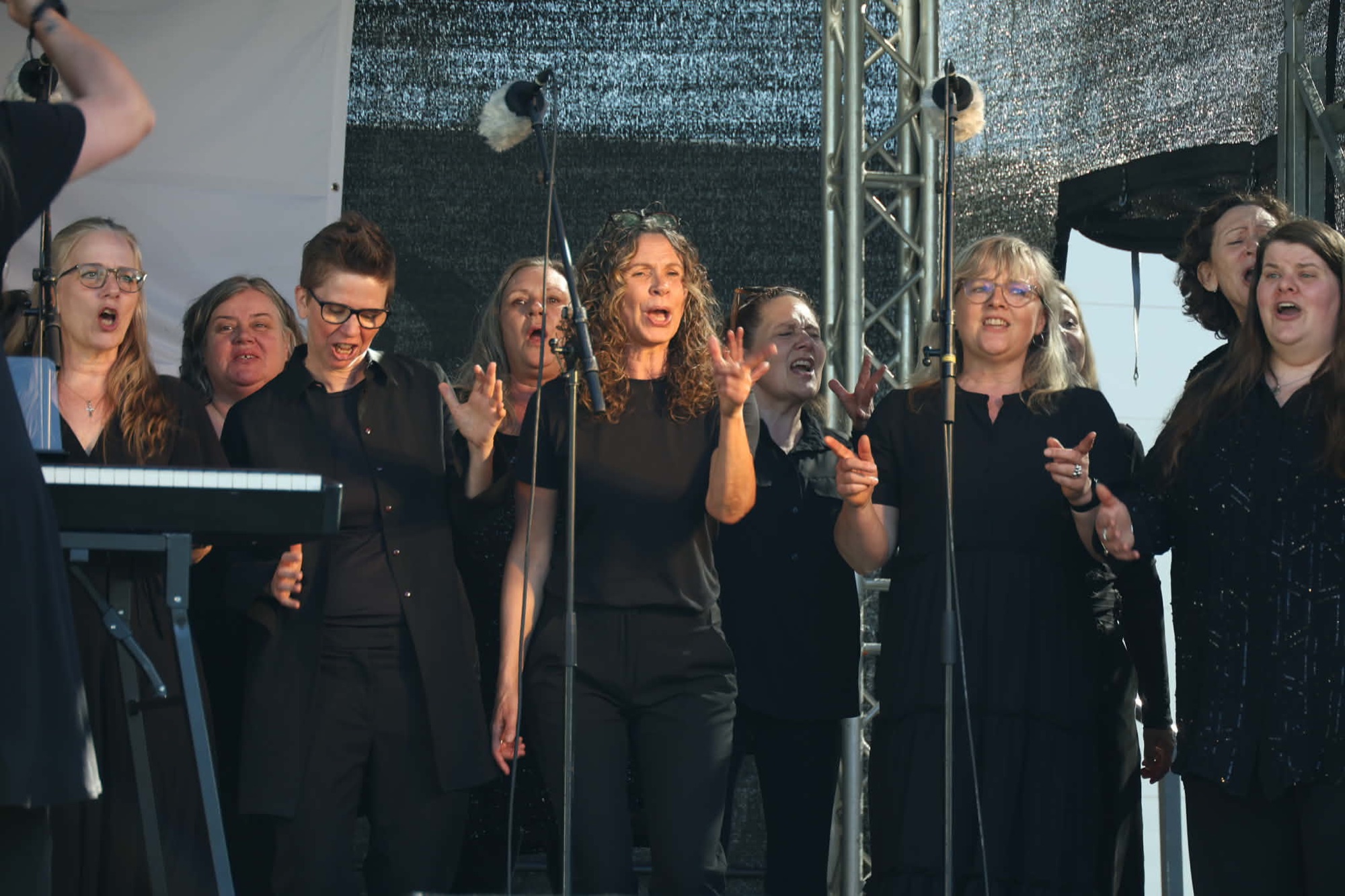 Koret synger for fuld kraft i Kongens Have