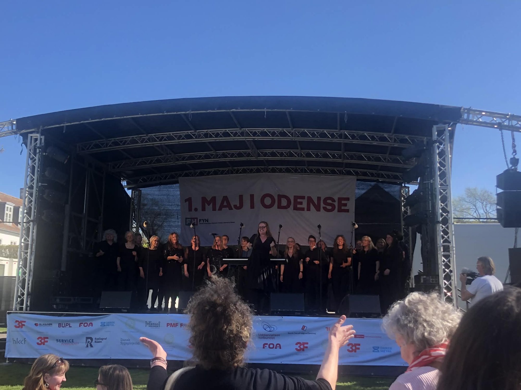 USTYRLIG på scenen i Kongens Have